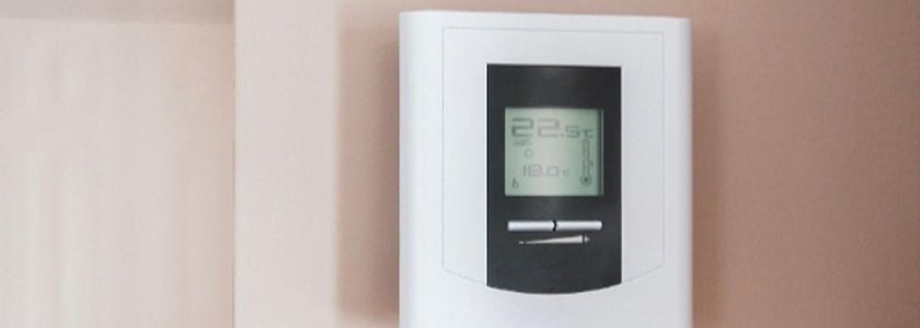 thermostat accroché au mur