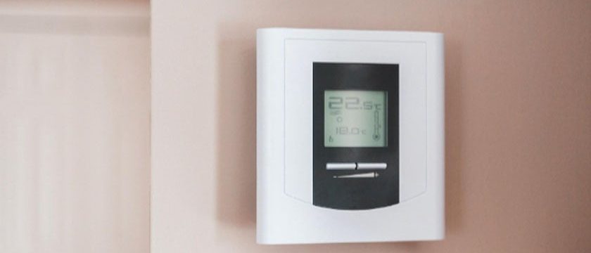 thermostat accroché au mur